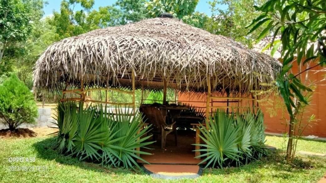 Hotel Niyagala Lodge Сигирия Екстериор снимка