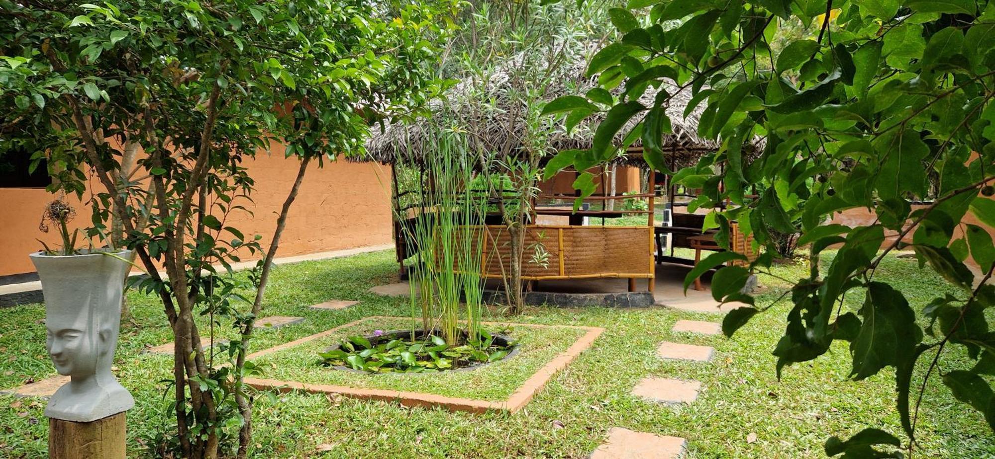 Hotel Niyagala Lodge Сигирия Екстериор снимка